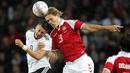 Duel pemain Denmark, Jannik Vestergaard (kanan) dan pemain Jerman, Sandro Wagner pada laga persahabatan di Brondby Stadion, Kopenhagen, Denmark, (6/6/2017). (Jens Dresling/Ritzau Foto via AP)