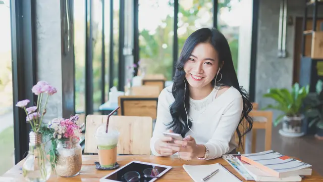 perempuan dan senyum earphone