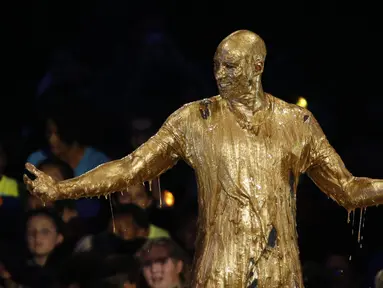 Ekspresi Kobe Bryant setelah terkena semprotan cairan emas saat menerima penghargaan "Legend" pada ajang Kids Choice Sport 2016 di Los Angeles, California, (14/7/2016). (REUTERS/Mario Anzuoni)