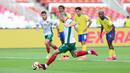 Pemain Bulgaria, Georgi Rusev mencetak gol melalui tendangan penalti ke gawang Kepulauan Solomon, David Supa dalam laga semifinal FIFA Series 2026 di Stadion Utama Gelora Bung Karno (SUGBK), Senayan, Jakarta, Jumat (27/03/2026). (Bola.com/M Iqbal Ichsan)