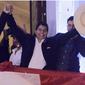 Pedro Castillo dan isteri merayakan kemenangan di Lima, 19 Juli 2021. (AP)