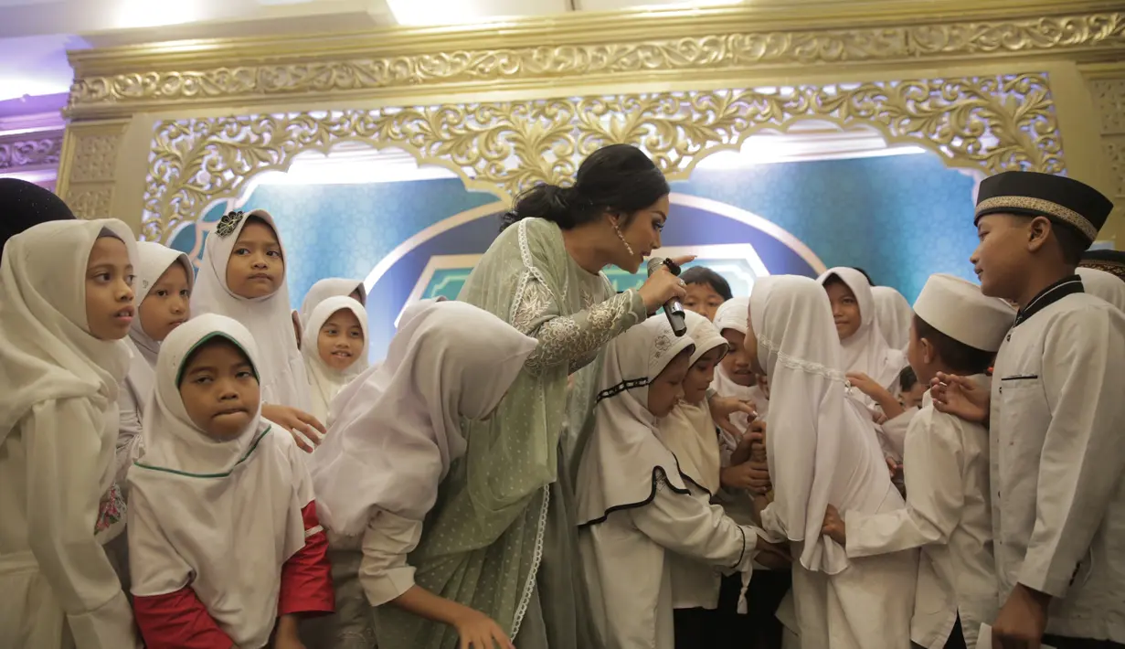 Krisdayanti berbaur dengan anak yatim pada acara buka puasa bersama kemarin lusa. Krisdayanti terlihat begitu akrab. Anak-anak tersebut pun juga antusias dengan kehadiran Krisdayanti pada acara tersebut (KapanLagi.com/Nurwahyunan)