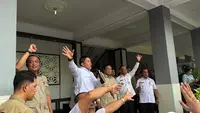 Seskab Teddy Pimpin Pelajar SMA N 1 Cilacap Nyanyi Lagu Nasional di Depan Prabowo