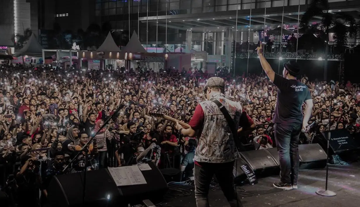 Grup band lawas asli Jawa Timur ini tampil menghebohkan panggung opening ceremony Jatim Fair 2019 di Grand City, Selasa (9/10/2019). Para pejabat dan jajaran tamu undangan tampak begitu terhibur dengan penampilan Padi. (Liputan6.com/IG/@jatimfair)