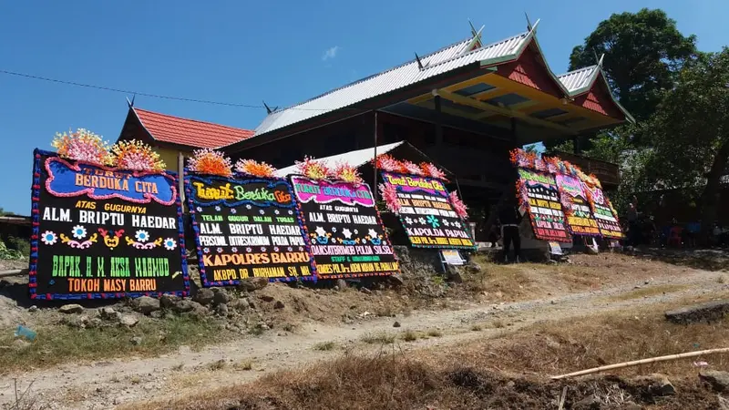 Karangan bunga berduka cita atas gugurnya Briptu Hedar.