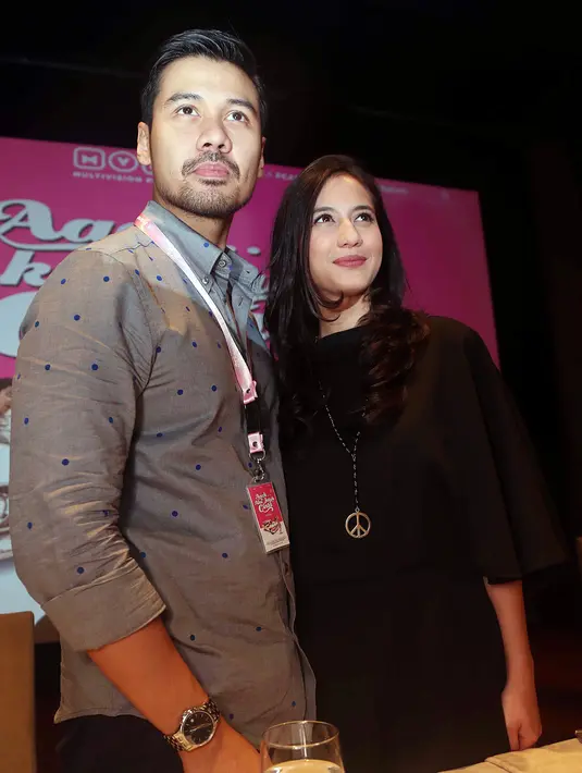 "Ya begitu lah, Chicco. Susah nggak jatuh cinta sama Chicco. Keren, muda, aktingnya bagus," ujar Pevita Pearce memuji sosok aktor tampan Chicco Jerikho. (Deki Prayoga/Bintang.com)