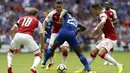 Striker Chelsea, Michy Batshuayi, berusaha lepas dari kepungan pemain Arsenal  pada laga Community Shield di Stadion Wembley, London, Minggu (6/8/2017). Arsenal berhasil menang 4-1 melalui adu penalti atas Chelsea. (AFP/Ian Kington)