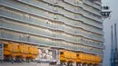Kapal pesiar terbesar di dunia, Harmony of the Seas saat tiba di pelabuhan untuk melakukan pelayaran mayden di di Southampton , Inggris 17 Mei 2016.Di dalam kapal ini terdapat fasilitas 20 restoran dan 23 kolam renang. (REUTERS / Peter Nicholls)