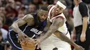 Pemain Cleveland Cavaliers, Isaiah Thomas (kanan) berusaha menghalau bola dari genggaman pemain Orlando Magic, Jonathon Simmons pada lanjutan NBA basketball game di Quicken Loans Arena, (18/1/2018). Cavaliers menang 104-103. (AP/Tony Dejak)