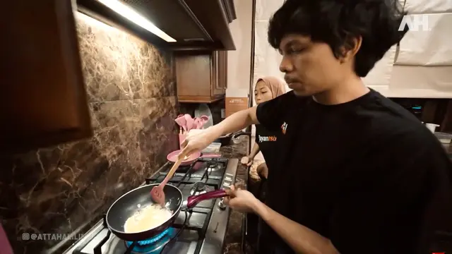 Momen Atta Halilintar Masak Pertama Kali Untuk Aurel, Jadi Suami Romantis. (Sumber: YouTube/Atta Halilintar)