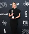 Rhea Seehorn berhasil meraih pemenang “Best Actress In A Drama Series”. dalam Critics Choice Awards. Pada momentum ini, ia mengenakan gaun Louis Vuitton  hitam dengan material silk crepe disertai cutting high collar dan sentuhan statement bahu lebar.