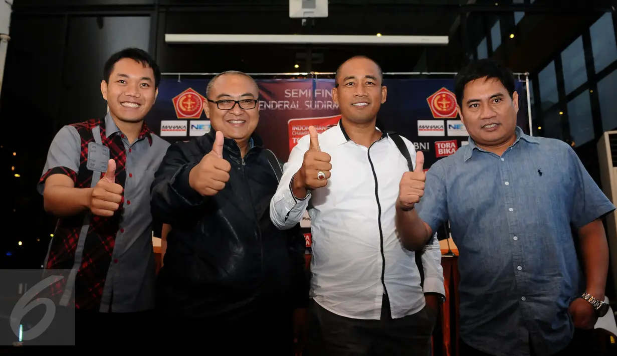 Perwakilan tim yang akan berlaga di semifinal Piala Jenderal Sudirman mengangkat tangan usai memberikan keterangan di Jakarta, Senin (4/1/2016). Babak semifinal Piala Jenderal Sudirman akan menggunakan sistem home away. (Liputan6.com/Helmi Fithriansyah)
