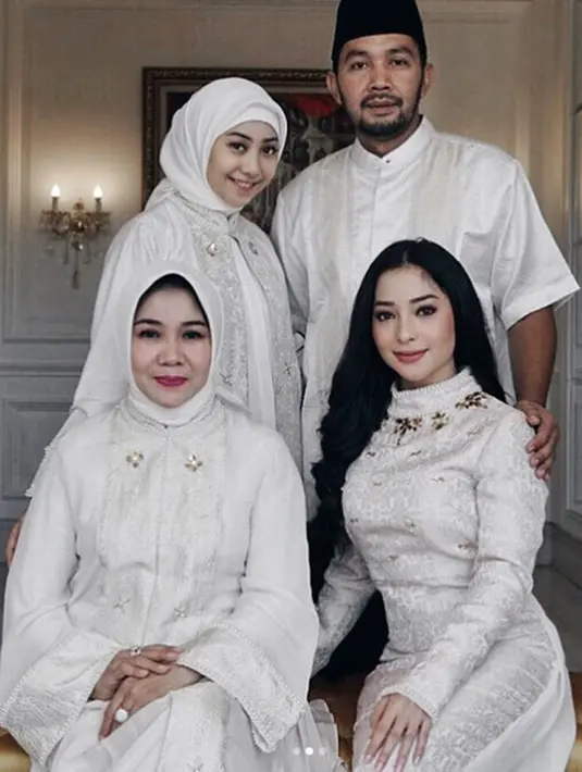 Di akun Instagram pribadinya, Niki mengunggah foto bersama keluarganya tepat di hari lebaran. Ia juga menuliskan, permohonan maaf serta ucapan selamat idul fitri untuk semua umat muslim dalam kalimat berbahasa Inggris. (Instagram/Nikitawillyofficial94)