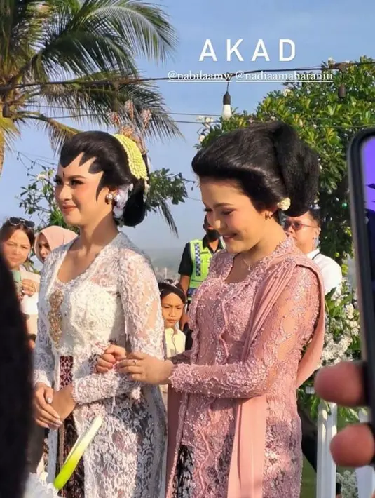 Nabila Maharani tampil menawan bak putri Jawa dalam balutan kebaya panjang warna putih.