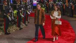 Perdana Menteri Jepang Fumio Kishida, kiri, dan istrinya Yuko tiba untuk menghadiri Gala Dinner KTT ke-43 ASEAN di Hutan Kota GBK, Jakarta, Rabu (6/9/2023). (Mast Irham/Pool Photo via AP)