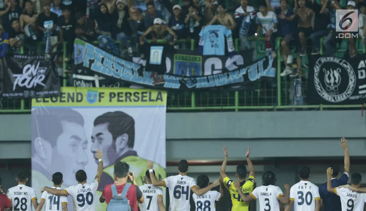 Pemain Persela memberi penghormatan buat suporter usai melawan Bhayangkara FC pada lanjutan Liga 1 Indonesia di Stadion Patriot Candrabhaga, Bekasi, Jumat (27/10). Persela kalah 1-3. (Liputan6.com/Helmi Fithriansyah)