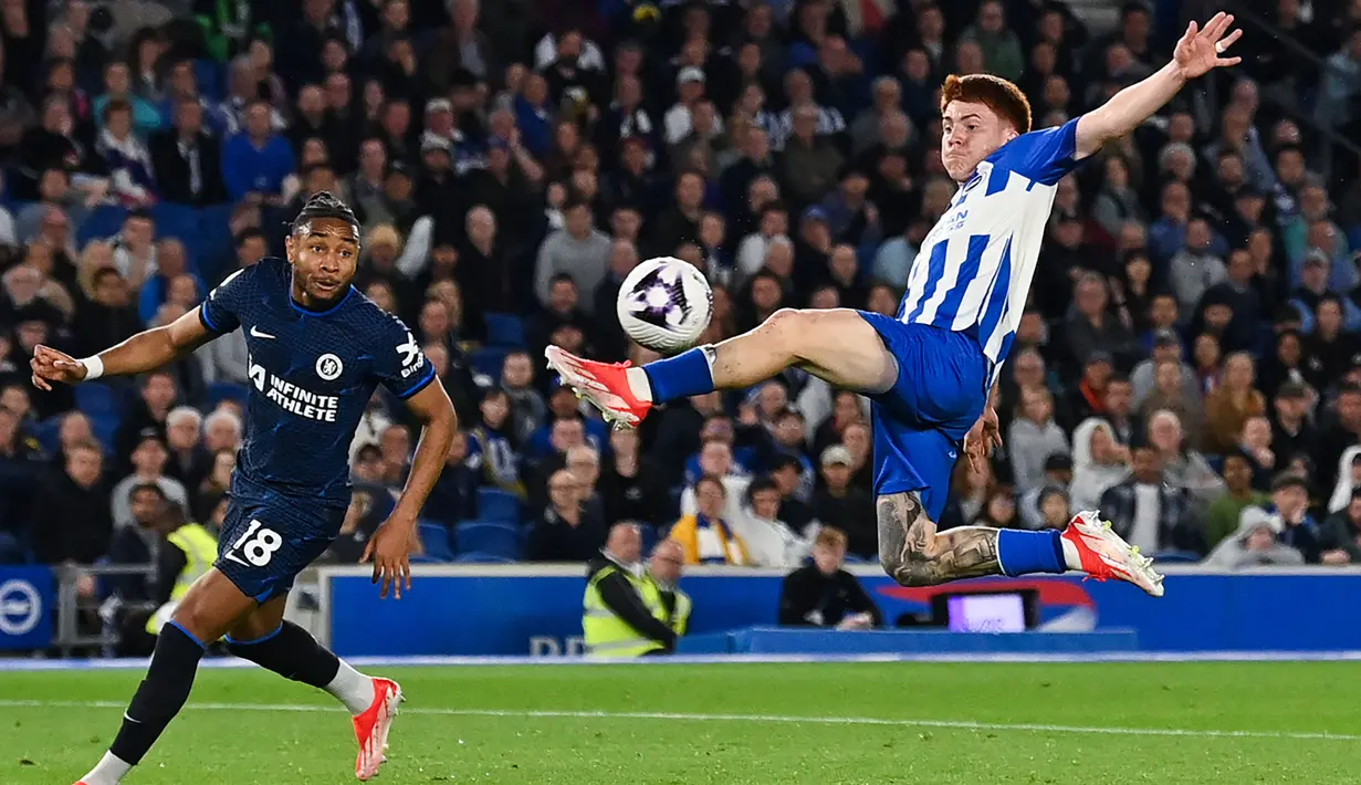 Bek Brighton and Hove Albion, Valentín Barco (kanan) berusaha memotong umpan yang dilepaskan striker Chelsea, Christopher Nkunku pada laga tunda pekan ke-34 Liga Inggris 2023/2024 di American Express Community Stadium, Brighton, Rabu(15/5/2024). (AFP/Glyn Kirk)
