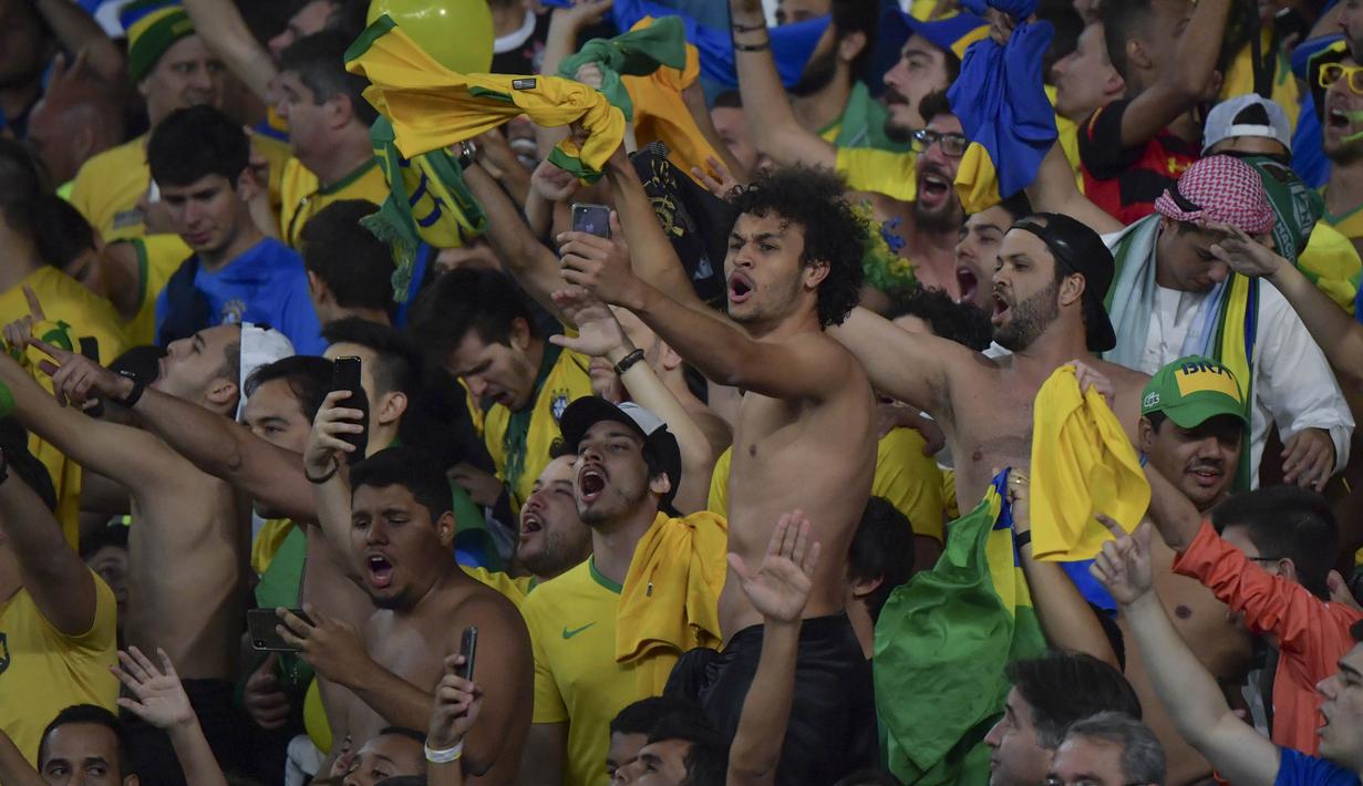 Suporter Brasil merayakan kemenangan atas Peru pada laga final Copa America 2019 di Stadion Maracana, Rio de Janeiro, Minggu (7/7). Brasil menang 3-1 atas Peru. (AFP/Luis Acosta)