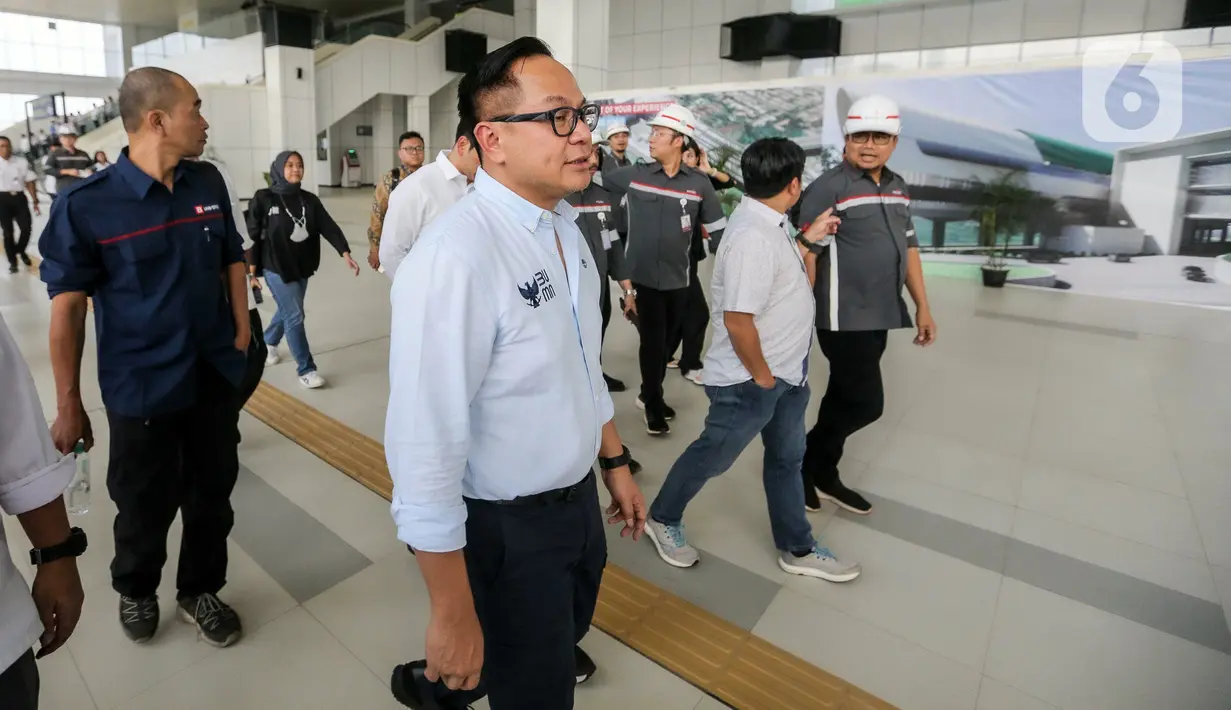 Sementara itu, Kartika Wirjoatmodjo memastikan perbaikan software oleh Siemens dan PT LEN Industri berjalan lancar, termasuk pengereman, akselerasi, belok, dan akurasi pintu dengan stasiun. (Liputan6.com/Faizal Fanani)