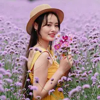 ilustrasi perempuan cantik bunga/Blue Titan/Shutterstock