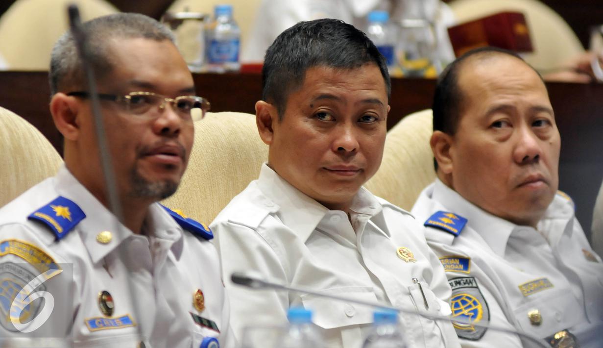 Menteri Perhubungan Ignasius Jonan saat mengikuti rapat kerja dengan Komisi V DPR di Gedung DPR, Jakarta, Selasa (26/1). Rapat membahas hasil pemeriksaan BPK tahun 2015 dan isu terkini terkait transportasi. (Liputan6.com/Johan Tallo)