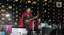 Penampilan Rhoma Irama saat konser Happy New Year 2020 di Bundaran HI, Jakarta, Selasa (31/12/2019). Raja Dangdut Rhoma Irama dan Soneta Group menjadi band utama yang mengiringi musik legendarisnya di konser tersebut. (Liputan6.com/Herman Zakharia)