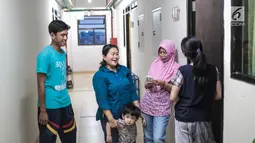 Penghuni berbincang di lorong Rumah Susun (Rusun) Promoter Polri di Kebon Jeruk, Jakarta Barat, Rabu (28/11). Rusun seluas 15.302 meter persegi akan dihuni anggota polri yang aktif. (Liputan6.com/Faizal Fanani)