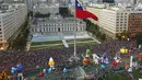 Parade balon karakter kartun meramaikan jalanan kota Santiago di Chile, (13/12). Kegiatan ini untuk menyambut Natal yang akan jatuh sebentar lagi. (REUTERS/Pablo Sanhueza)