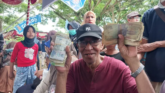 Layanan Penukaran Uang Bank Indonesia, di Lapangan Segitiga, Kantor Kecamatan Banda, Maluku, Minggu (20/10/2024). (Foto: Liputan6.com/Arief RH)