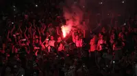 Meski dilarang, The Jakmania masih bisa selinapkan flare ke dalam stadion saat Persija vs Semen Padang.