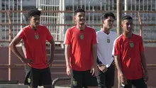 Pemain trial Persebaya Surabaya, Braif Fatari (kiri) dan Randy Hanson (dua hari kiri). (Bola.com/Aditya Wany)