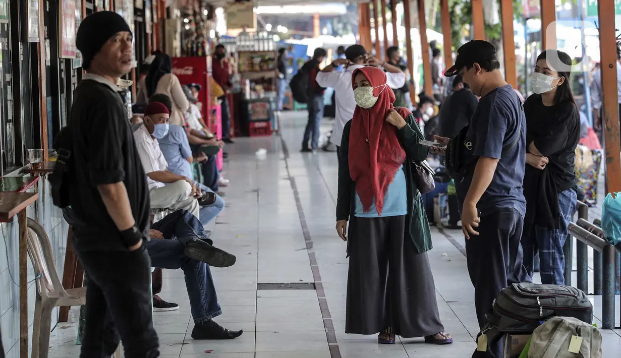 Aktivitas penumpang di Terminal Kalideres, Jakarta Barat, Kamis (29/10/2020). Memasuki libur panjang Maulid Nabi Muhammad SAW, masih belum terlihat lonjakan penumpang yang signifikan di Terminal Kalideres. (Liputan6.com/Johan Tallo)