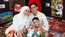 Potret Citra Kirana dan Rezky Adhitya Kompak Temani Athar Tampil di Acara Sekolah