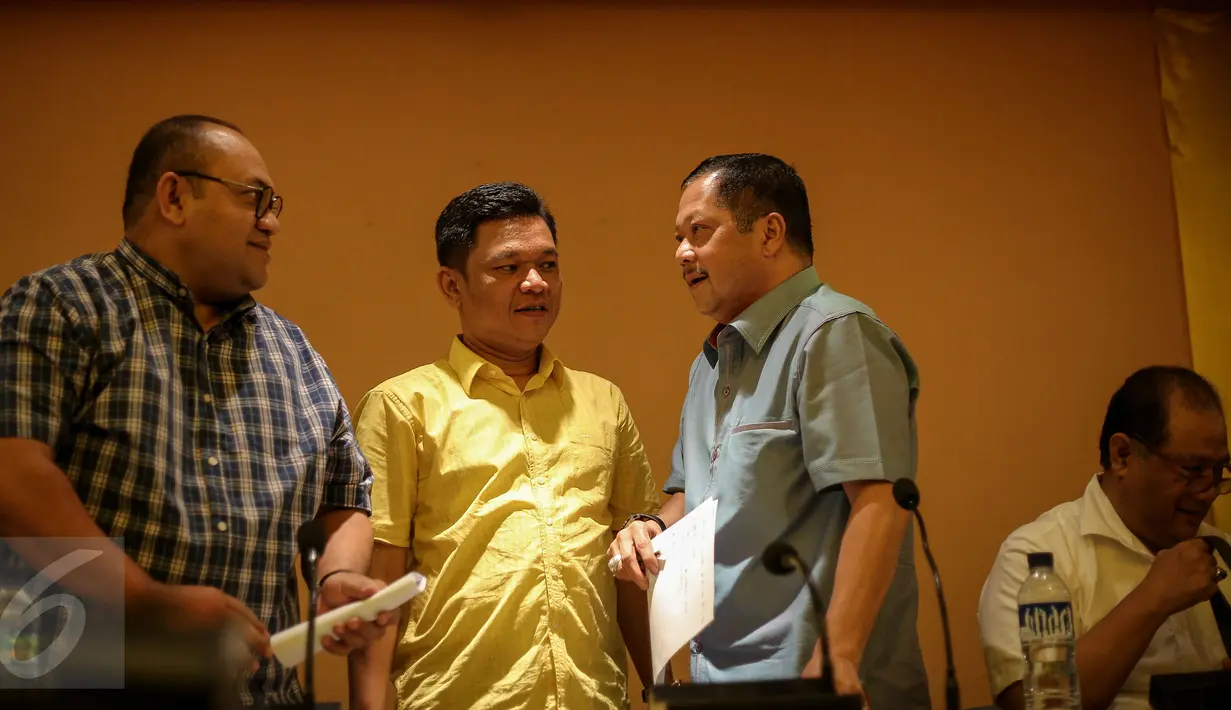 (Ki-ka) Sekertaris Forum DPD Partai Golkar Taufik Hidayat, Kordinator Forum Silaturahmi DPD Golkar Iskandar Alamsyah dan Ketua DPP Partai Golkar Munas Ancol, Ace Hasan Syadzily usai konferensi pers di Jakarta, Minggu (8/11). (Liputan6.com/Faizal Fanani)