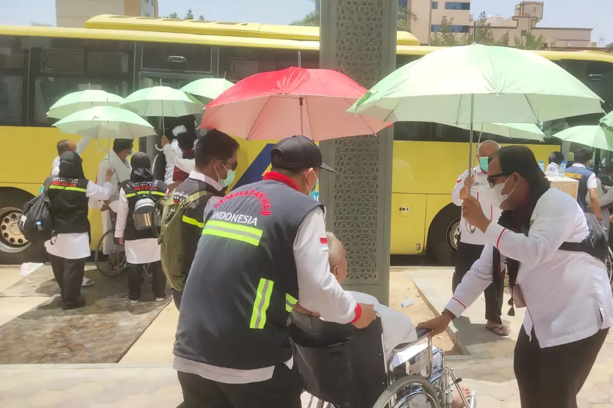 Petugas Penyelenggara Ibadah Haji (PPIH) Arab Saudi memfasilitasi ratusan jemaah yang sakit untuk melakukan safari wukuf di Arafah.