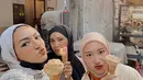 Tak sendiri, Bella bersama dengan dua temannya bernama Tiara dan Bahjatina. Ketiga terlihat begitu menikmati gelato yang mereka beli di jalanan Milan. Italia menjadi destinasi wisata yang tak akan terlupakan bagi Bella Attamimi dan teman-temannya. (Liputan6.com/IG/@bellattamimi)