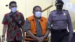Bupati Langkat Sumatera Utara, Terbit Rencana Perangin Angin (tengah) jelang rilis penahanan tersangka di Gedung KPK, Jakarta, Kamis (20/1/2022). Terbit diduga meminta fee untuk paket pekerjaan proyek di Dinas PUPR dan Dinas Pendidikan Kab Langkat Tahun 2020 - 2022. (Liputan6.com/Helmi Fithriansyah)