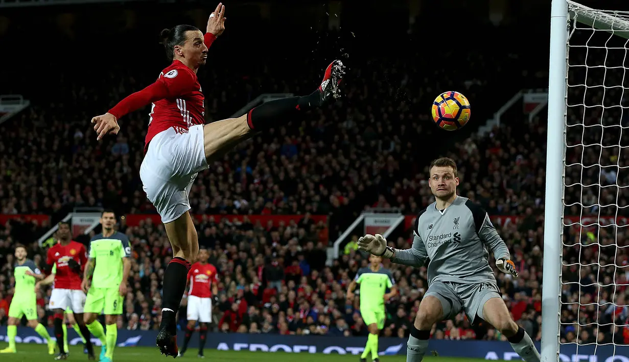 Striker Manchester United, Zlatan Ibrahimovic, berusaha membobol gawang Liverpool. Setan Merah akhirnya menyamakan kedudukan pada menit ke-84 usai Ibra mencetak gol memanfaatkan umpan Antonio Valencia. (EPA/Nigel Roddis)