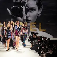 Undangan untuk menyaksikan runway Chanel Spring-Summer 2022 Ready-to-Wear dibuat seperti potret hitam putih, yang mengingatkan masa di mana Karl Lagerfeld suka memotret sendiri untuk kampanye Chanel. Foto: Document/Chanel.