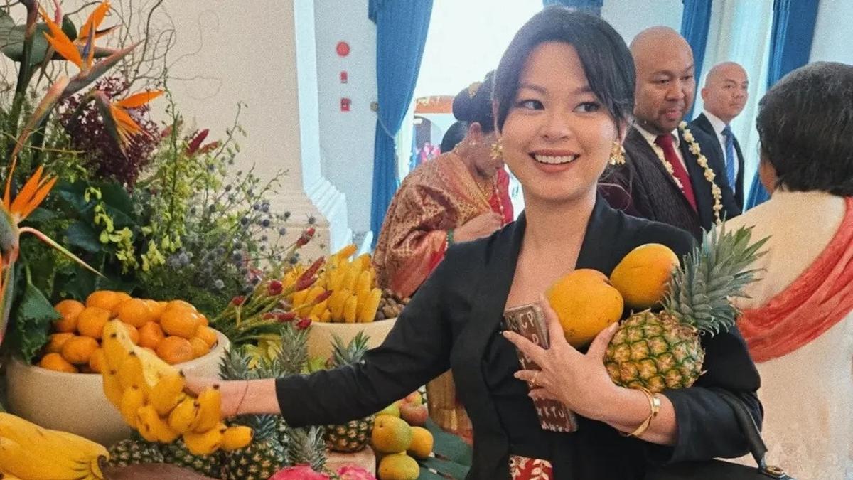 Cucu Bung Hatta Pakai Kebaya Hitam dan Kain Batik untuk Pemakaman Saat Hadiri Upacara HUT ke-80 RI di Istana Merdeka