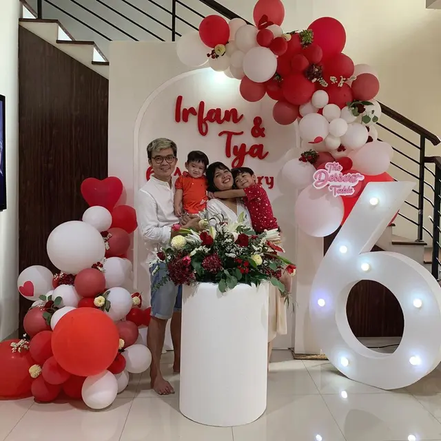 7 Momen Anniversary Tya Ariestya dan Suami, Bertema Merah Putih