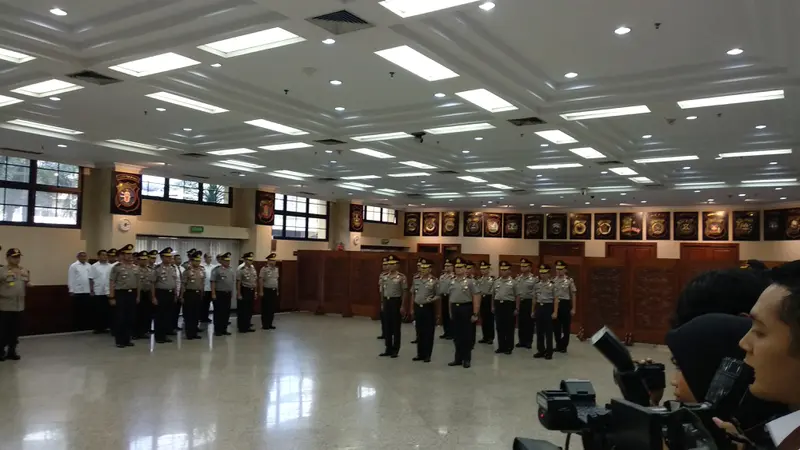 Kapolri Jenderal Tito Karnavian memimpin upacara kenaikan pangkat terhadap Kabareskrim Polri Komjen Idham Azis bersama 11 perwira tinggi (Pati) lainnya. (Liputan6.com/Nafiysul Qodar)