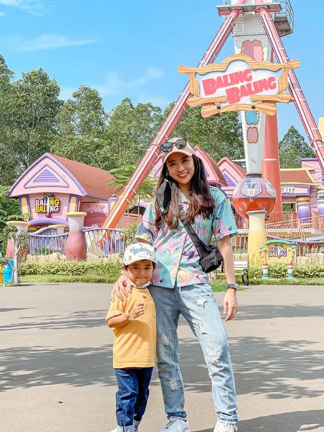 6 Potret Ayu Hastari saat Momong Anak, Hot Mom yang Selalu Tampil Stylish