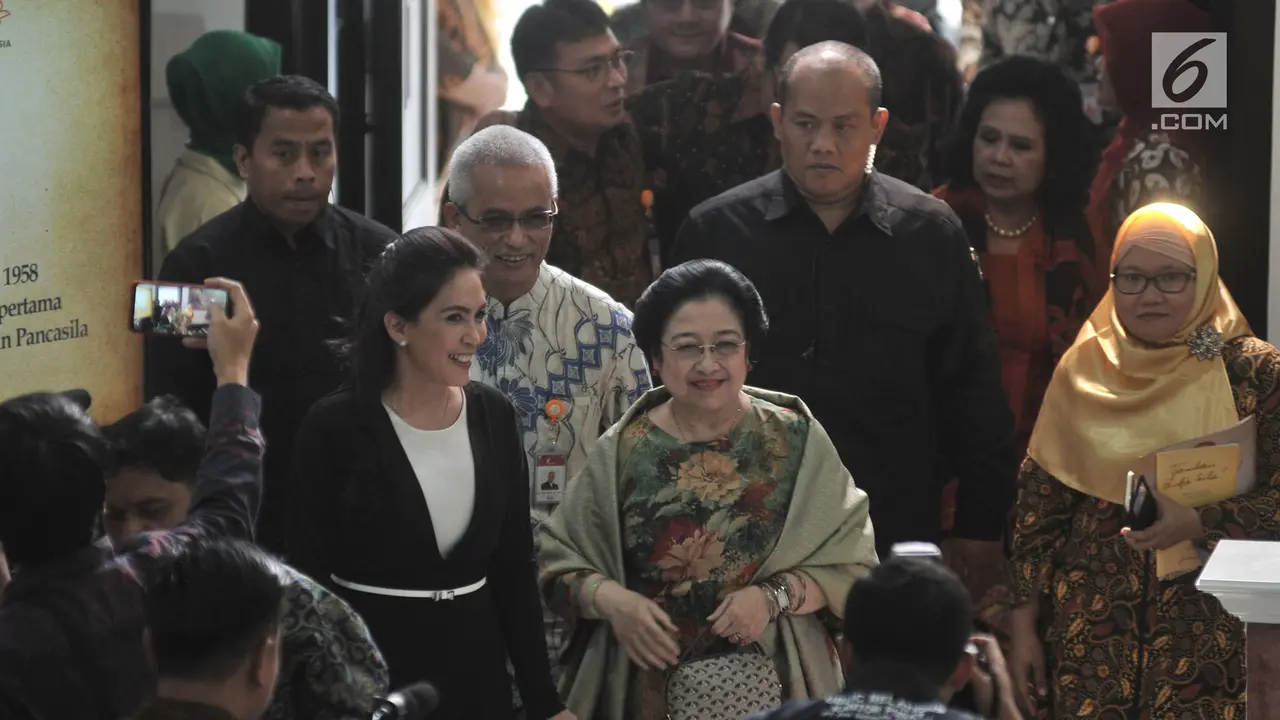Politisi PDI Perjuangan Rieke Diah Pitaloka menciptakan lagu berjudul 'Tentang Ibu'. Lagu tersebut diciptakannya untuk Ketua Umum PDI Perjuangan atau Ketum PDIP Megawati Soekarnoputri.