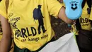 Relawan menimbang karung berisi sampah saat gerakan World Cleanup Day 2018 di kawasan Taman Mini Indonesia Indah (TMII), Jakarta, Sabtu (15/9). Gerakan ini bertujuan meningkatkan kesadaran masyarakat untuk menjaga lingkungan. (Liputan6.com/Fery Pradolo)