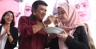Aktris senior, Ricca Rachim yang tenar tahun 1970-an hingga 1980-an kembali terlibat akting. Istri H. Rhoma Irama itu akan menghiasi layar kaca selama bulan Ramadan. Rica tampil dalam mega drama Doa dan Cinta. (Nurwahyunan/Bintang.com)