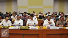 (Ki-Ka) Menpan RB Yuddy Chrisnandi, Menteri Pertahanan Ryamizard Ryacudu, Menkopolkam Luhut Panjaitan, Jaksa Agung Prasetyo, dan Kapolri Badrodin Haiti, saat rapat gabungan Komisi I dan Komisi III di Jakarta, Senin (15/2). (Liputan6.com/Johan Tallo)