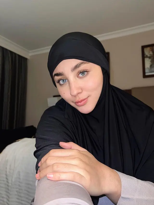 7 Pesona Margin Wieheerm yang Kini Tampil Berhijab Usai Umroh, Banjir Pujian