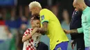 Pemandangan menyentuh hati setelah Brasil dikalahkan Kroasia melalui babak adu penalti 2-4 (1-1) di Stadion Education City, Jumat (9/12/2022) malam WIB. (AFP/Adrian Dennis)