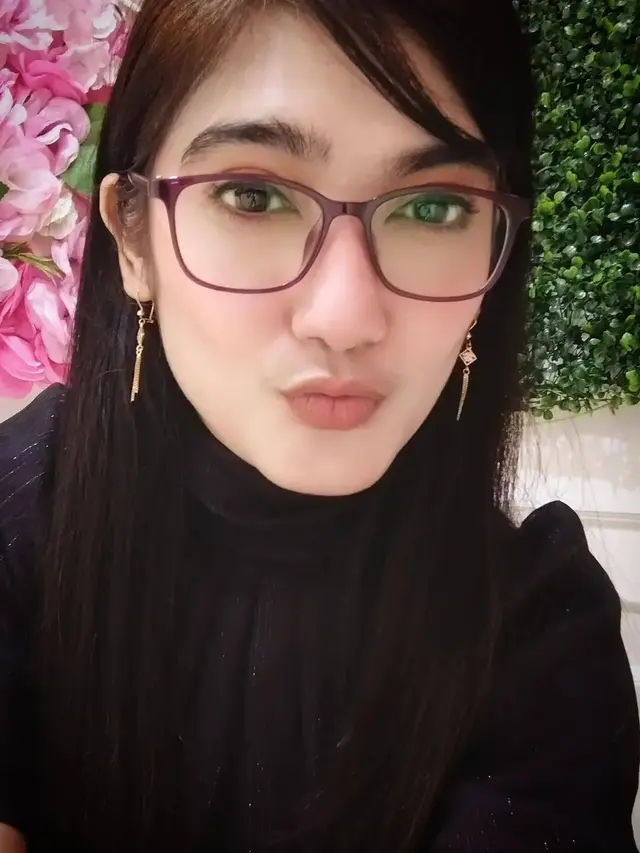 [Fimela] Potret terbaru Revi Mariska